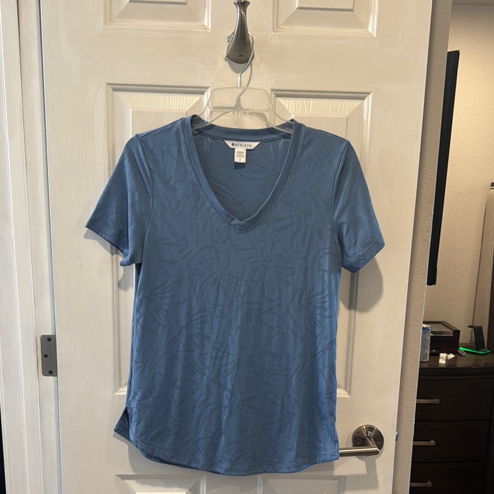 Athleta Blue Short Sleeve V-Neck Tee size small
